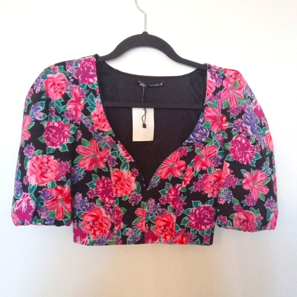 Zara Women's Beautiful Pink Floral on Black Statement Sleeve Cropped Top XS